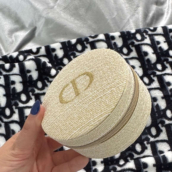 Dior Luxurious Gold Compact - Picture 2 of 5